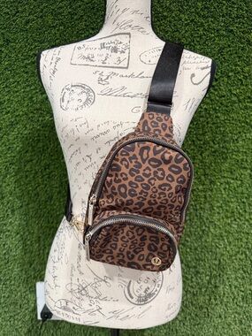 Lululemon Everywhere Small Sling 2L Leopard Gold Leopardo Shift Desert Khaki